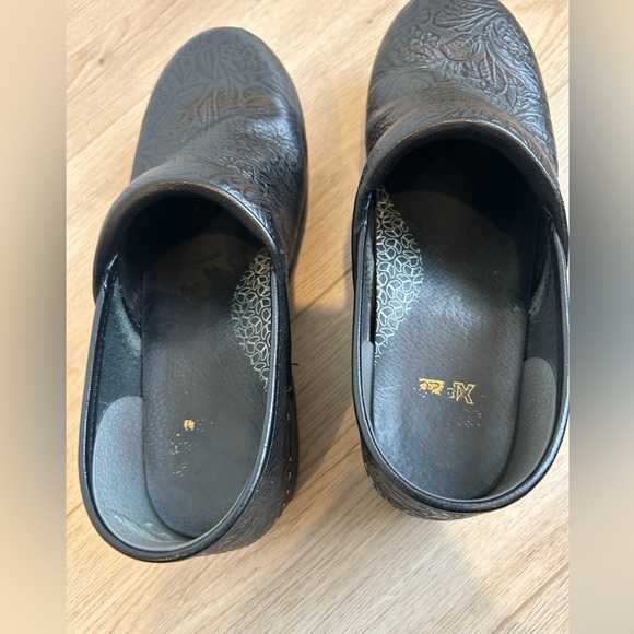 Dansko Black Floral Embossed Leather Comfort Clog Xp 2.0 Size US 9.5 EU 41 - Picture 8 of 13